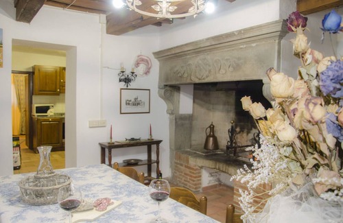 Montaione House | 6½-room semi-detached house in a former Tuscan country house with pool