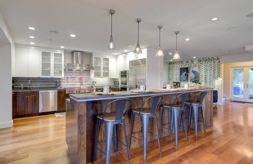 San Anselmo House | 6BD/3.5BA Hilltop Haven -> Hot Tub+Billiards+Views!