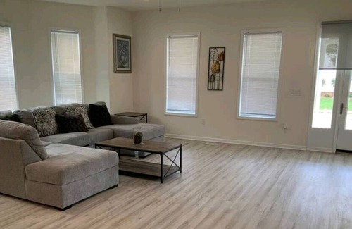 Cambridge House | 6BD 3BA Home walking distance to Downtown