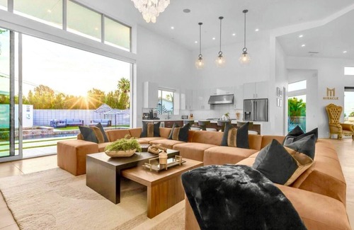 Palm Springs Villa | 6BD/4BA Luxury Designer Villa/18 beds/Sleeps 25