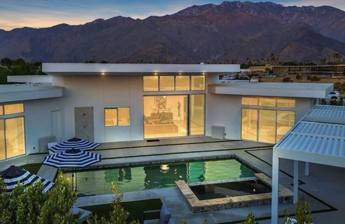 Palm Springs Villa | 6BD/4BA Luxury Designer Villa/18 beds/Sleeps 25