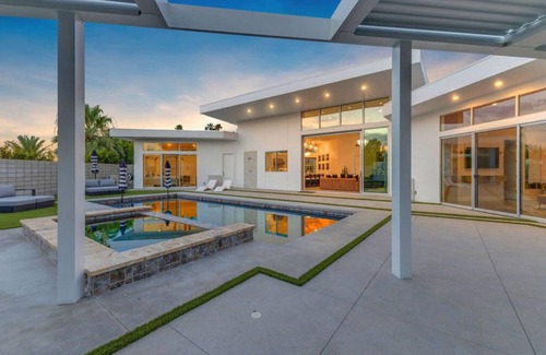 Palm Springs Villa | 6BD/4BA Luxury Designer Villa/18 beds/Sleeps 25