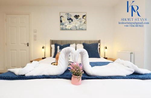 Old St Mellons House | 6BDR Stylist Home - 4 Parking Family & Contractor