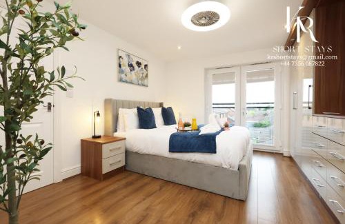 Old St Mellons House | 6BDR Stylist Home - 4 Parking Family & Contractor