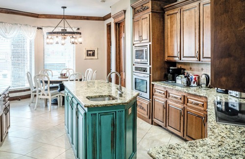 Pottawatomie County Apartment | 6BR Family Ranch house with Pool, Animals & Family Fun #Skelly