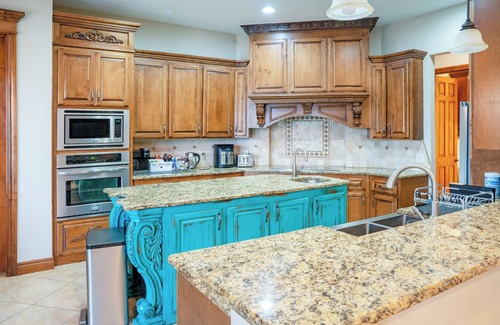 Pottawatomie County Apartment | 6BR Farmhouse for Family + Friendsgiving w/Hot Tub #Skelly