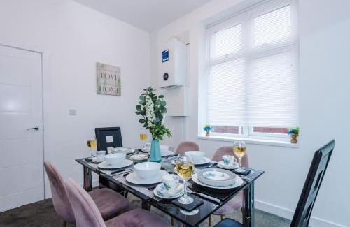 Rochdale House | 6BR Home - Sleeps 15 - Ideal for Contractors & Group Stays - Parking
