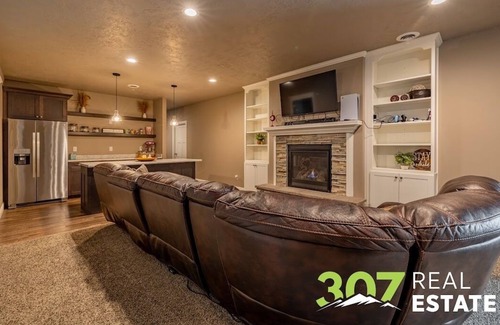 Powell House | 6BR Luxury Home w/Theatre, Sports Court & Only 20min from Cody
