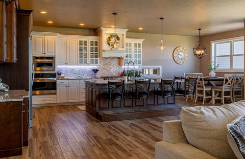 Powell House | 6BR Luxury Home w/Theatre, Sports Court & Only 20min from Cody