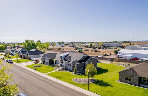 Powell House | 6BR Luxury Home w/Theatre, Sports Court & Only 20min from Cody
