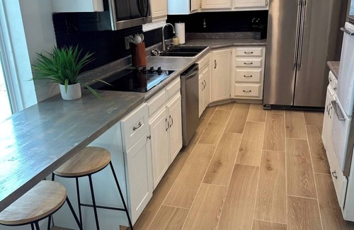 Quail Creek House | 6BR Retreat w/Heated Pool + Relax Vibes