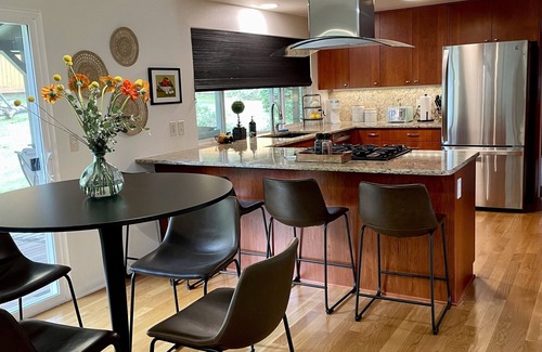 Friendly House | 6BR-Spacious-Bright-Modern