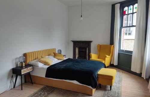 Winchmore Hill House | 7 Bed House - Sleeps 26 - Parking - Wifi - Garden