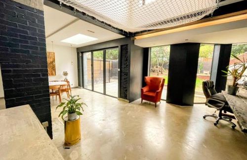 Winchmore Hill House | 7 Bed House - Sleeps 26 - Parking - Wifi - Garden