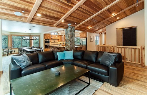 South Lake Tahoe House | 7 bedroom 6.5 bath Heavenly Estate Next To Heavenly Ski Lodge