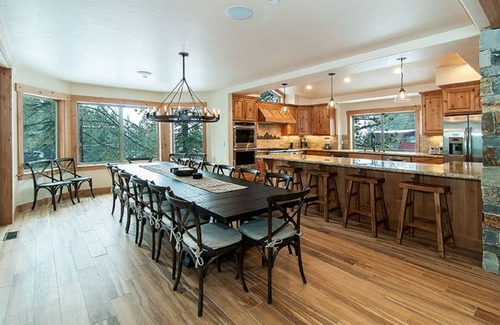 South Lake Tahoe House | 7 bedroom 6.5 bath Heavenly Estate Next To Heavenly Ski Lodge