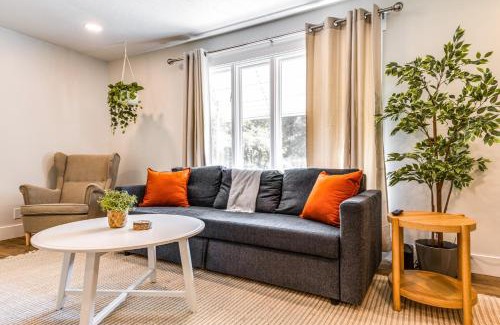 Maxwell House | 7 Mi to Mounds State Park Indiana Home with Porch!