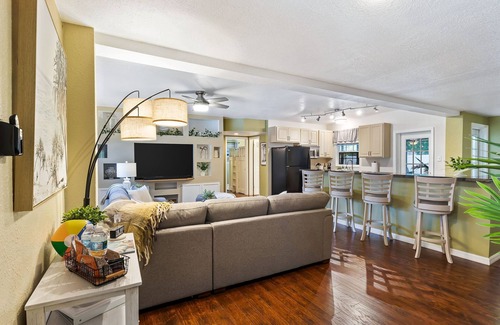 South Pinellas Community Council House | 7 Min to Beach ~ Pool, BBQ & Games Getaway