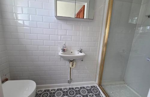 Huddersfield House | 7 nights 10 percent Off, WiFi, Parking, Sleeps 8