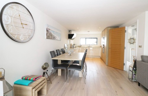 Hythe House | 7 OCEAN GATEWAY, country holiday cottage, with a garden in Hythe