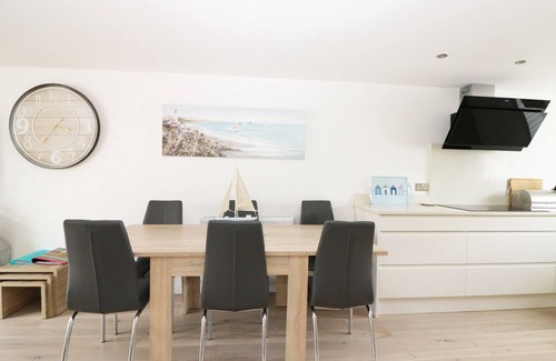 Hythe House | 7 OCEAN GATEWAY, country holiday cottage, with a garden in Hythe