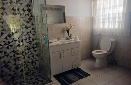 Bedfordview Bed & Breakfast | 7 on school - Cozy guesthouse 15 min drive from airport and close to major highways