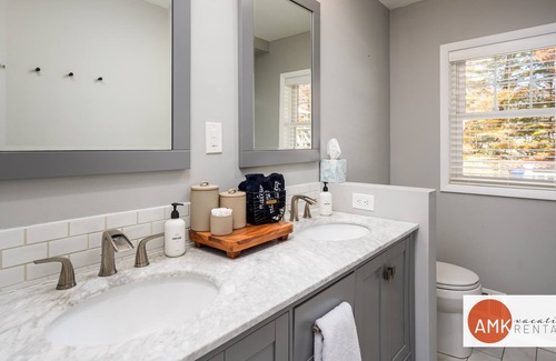 Norton Shores House | 720 Lakehouse Summary