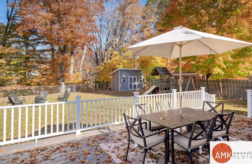 Norton Shores House | 720 Lakehouse Summary