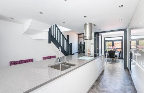 Heworth Apartment | 73 East Parade, Cherry Tree Apt Modern 3-bed Duplex Apt in York with 75 inch TV I Pass The Keys