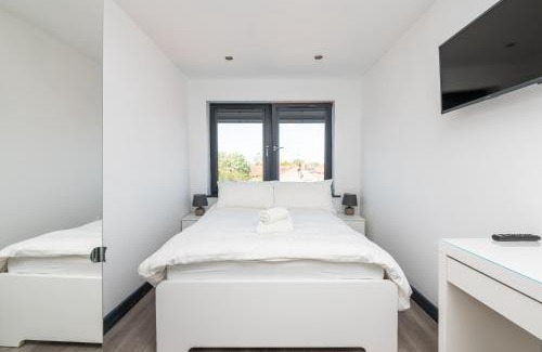 Heworth Apartment | 73 East Parade, Cherry Tree Apt Modern 3-bed Duplex Apt in York with 75 inch TV I Pass The Keys