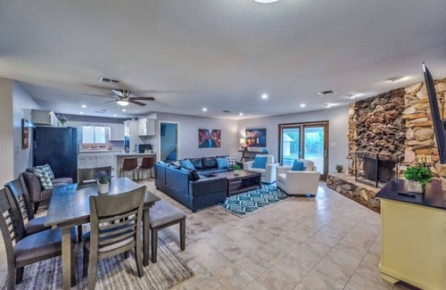 Chinatown House | 777Rentals - 7BRs/4BA - Sport Court Estate