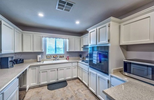 Chinatown House | 777Rentals - 7BRs/4BA - Sport Court Estate