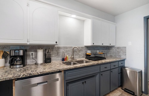 Central Oklahoma City House | 7B Spacious Retreat Sleeps 16 I Rainshower I 8B I 3.5BA I Pool Table I Beautifully Designed Interior