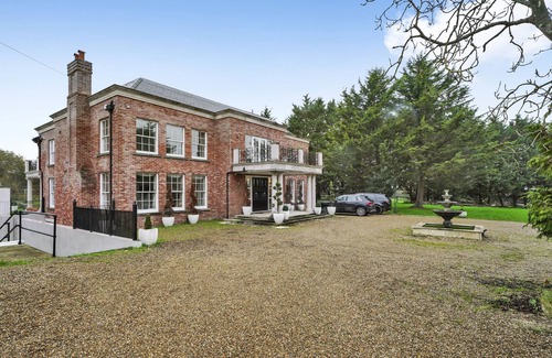 Romford Villa | 7bed Mansion With Cinema And Indoor Pool