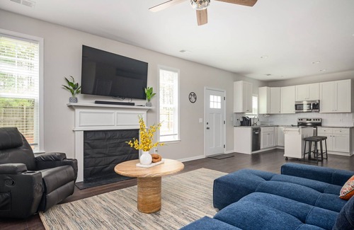 Church Street House | 7BR - Family Friendly Stay ~10 mins from Airport