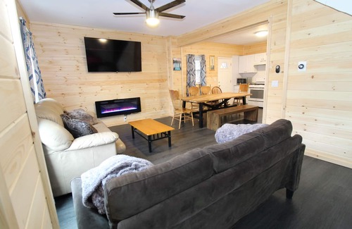 Tannersville Cabin | 7BR Log Cobin/w Private Pool and Hot tub Just 10 Mins from HunterMT Sleeps 19