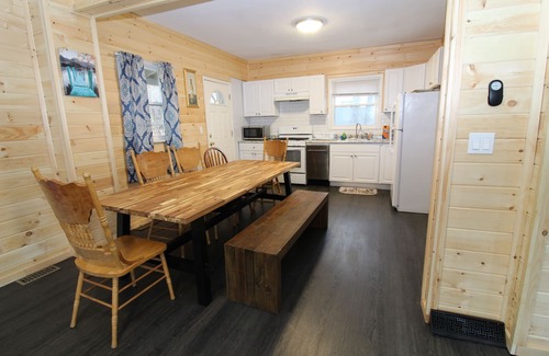 Tannersville Cabin | 7BR Log Cobin/w Private Pool and Hot tub Just 10 Mins from HunterMT Sleeps 19