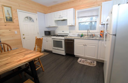 Tannersville Cabin | 7BR Log Cobin/w Private Pool and Hot tub Just 10 Mins from HunterMT Sleeps 19