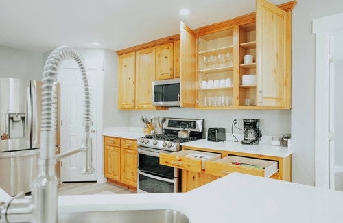 West Jordan House | 7BR Retreat Sleeps 25 Near Ski & Downtown SLC