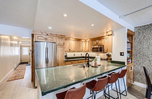 Breckenridge Condo | 7th Nt FREE! Huge Condo! BBQ/Pool/Hot Tubs. Alpine Views. Close to Town/Shuttle