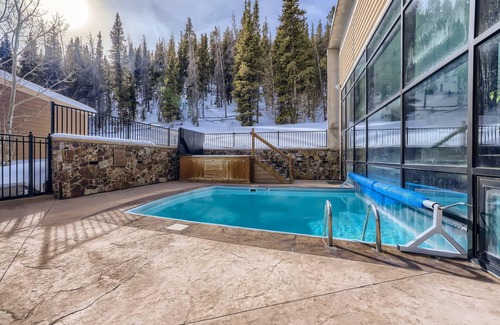 Breckenridge Condo | 7th Nt FREE! Huge Condo! BBQ/Pool/Hot Tubs. Alpine Views. Close to Town/Shuttle