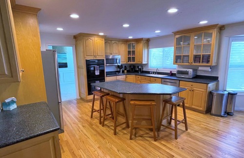 Sandy House | 8-Bedroom Luxury Home at the Foot of the Mountains