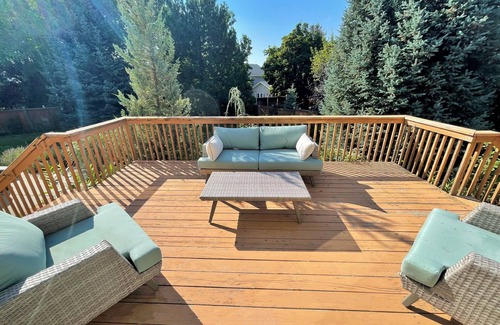 Sandy House | 8-Bedroom Luxury Home at the Foot of the Mountains