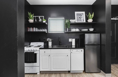 Maxwell Apartment | 8 Beds, 4 Bedroom - WALK to restaurants, bars & coffee