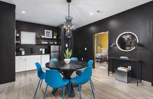 Maxwell Apartment | 8 Beds, 4 Bedroom - WALK to restaurants, bars & coffee