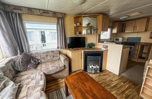 Heacham House | 8 berth caravan for hire by the beautiful beach in Heacham, Norfolk ref 21055A