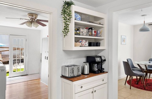 East Cesar Chavez House | 8 blocks from DT Austin Group Getaway with Pool