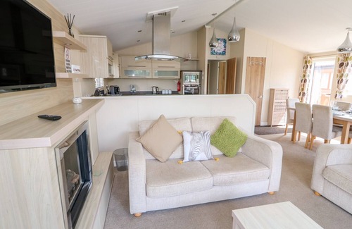 Tattershall Cottage | 8 CASTLE VIEW, family friendly, with hot tub in Tattershall