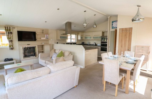 Tattershall Cottage | 8 CASTLE VIEW, family friendly, with hot tub in Tattershall