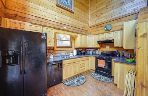 Apple Ridge Cabin | 8 Mi to Appalachian Ski! Mtn-View Gem on 22 Acres